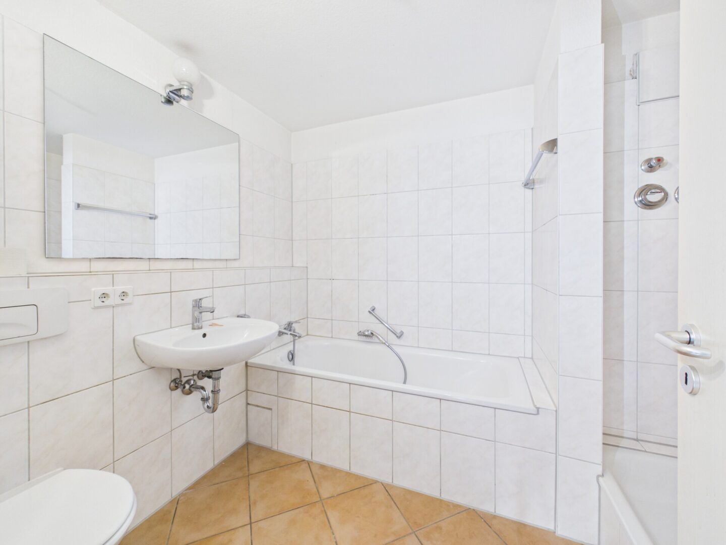 Bad mit Badewanne und Dusche