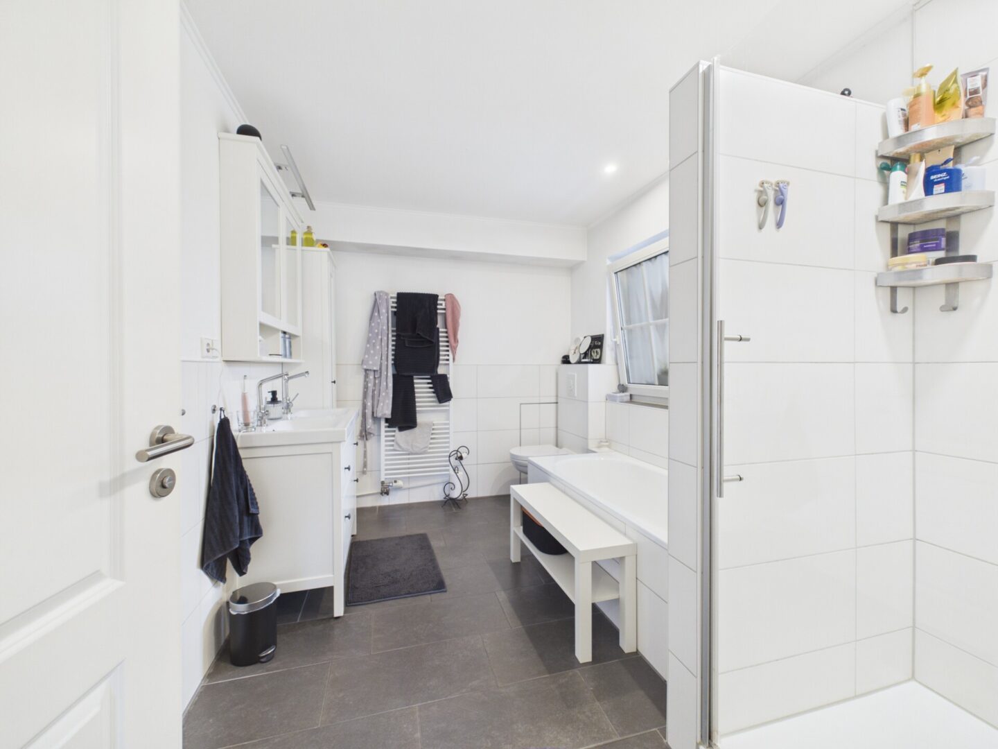 Bad mit Badewanne und Dusche in der Einliegerwohnung