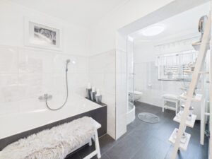 Bad mit Badewanne und Dusche im Obergeschoss