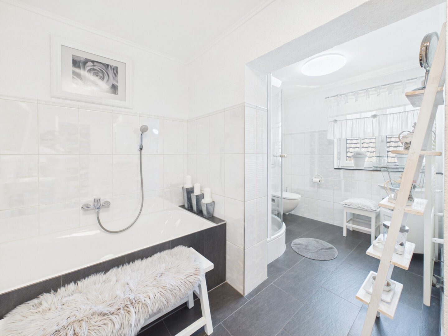 Bad mit Badewanne und Dusche im Obergeschoss