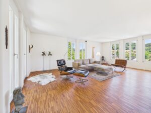 Lichtdurchfluteter Wohnraum im Obergeschoss