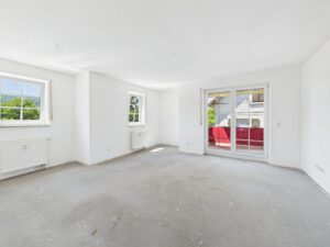 Großes helles Wohnzimmer mit Zugang zum Balkon