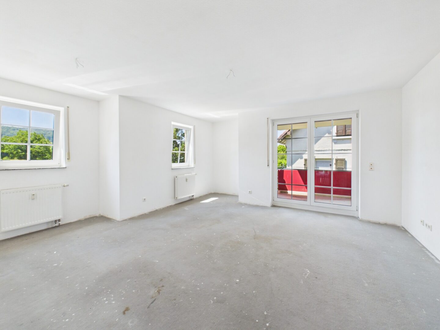 Großes helles Wohnzimmer mit Zugang zum Balkon