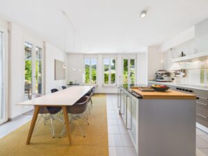 Moderne Küche mit angrenzender Terrasse