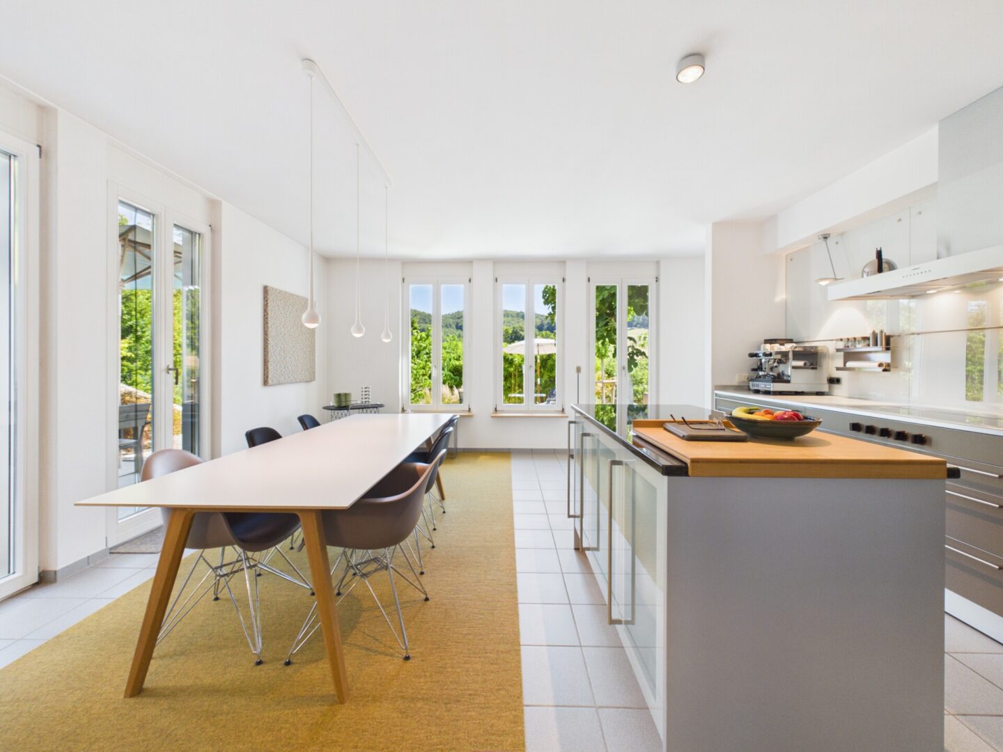 Moderne Küche mit angrenzender Terrasse
