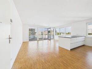 Heller Wohn- und Essbereich mit Blick zur Dachterasse