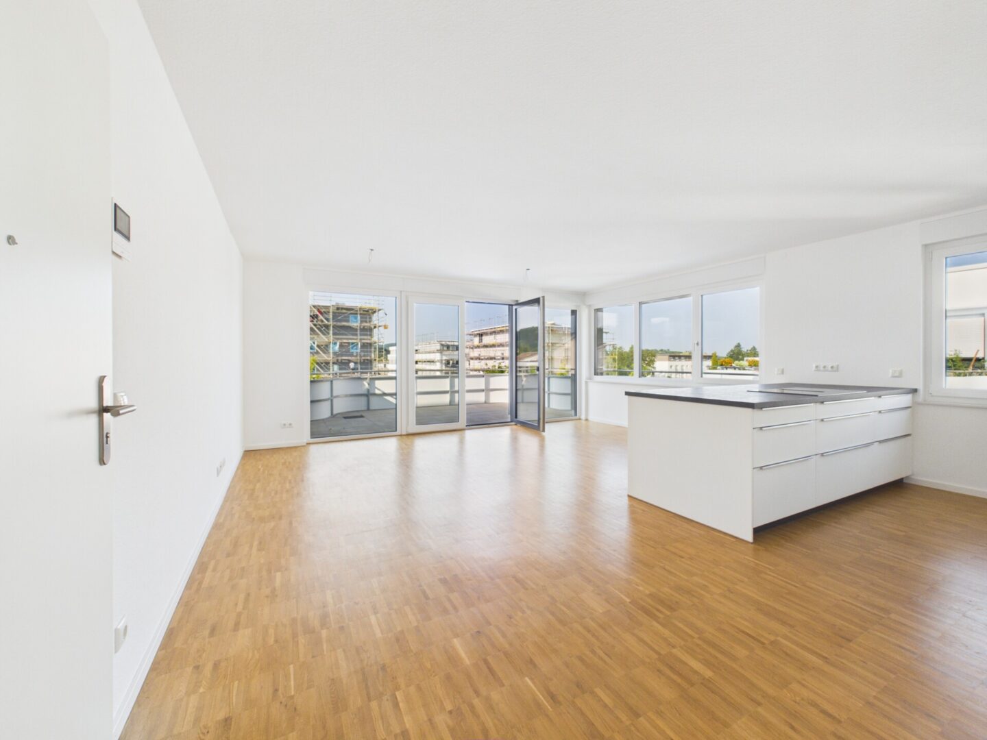 Heller Wohn- und Essbereich mit Blick zur Dachterasse