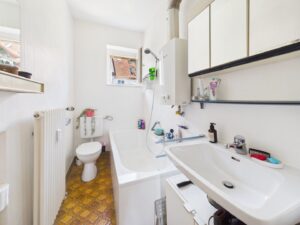 Bad mit Badewanne und Tageslicht