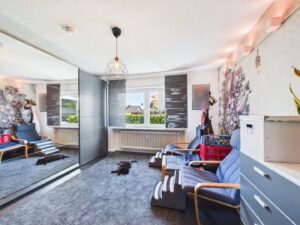 Großzügiges Zimmer im Erdgeschoss