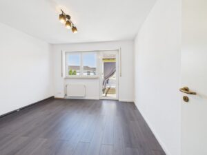 Weiteres Zimmer mit Zugang zur großen Terrasse im Obergeschoss