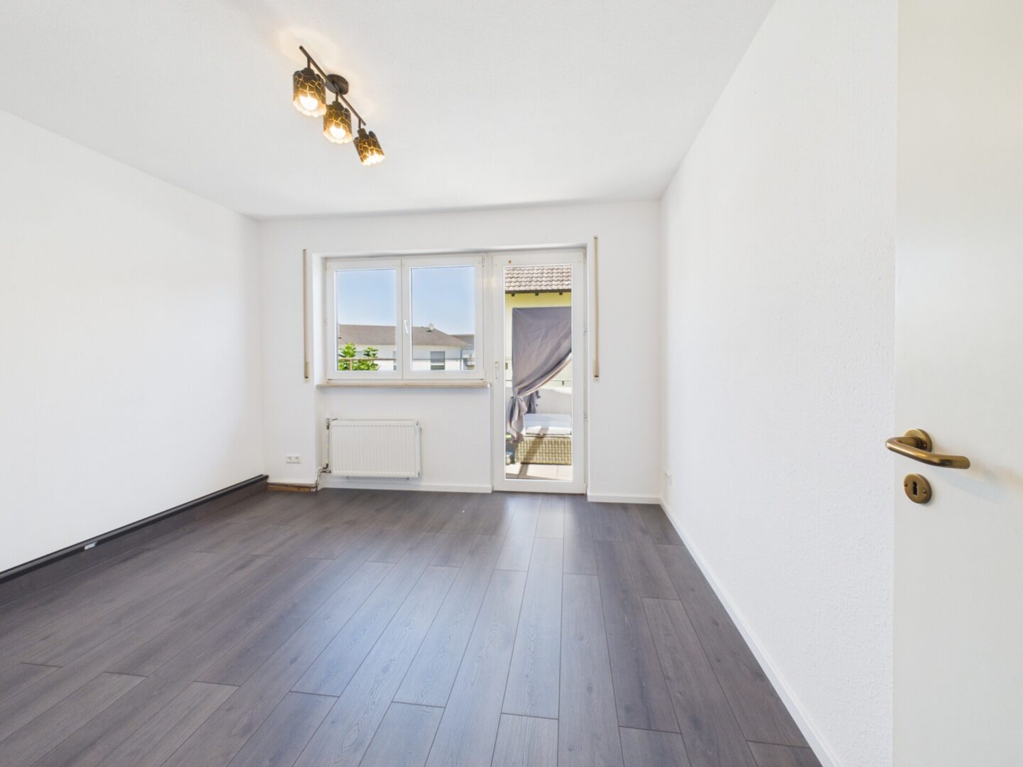Weiteres Zimmer mit Zugang zur großen Terrasse im Obergeschoss