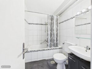 Modernisiertes Badezimmer mit Badewanne