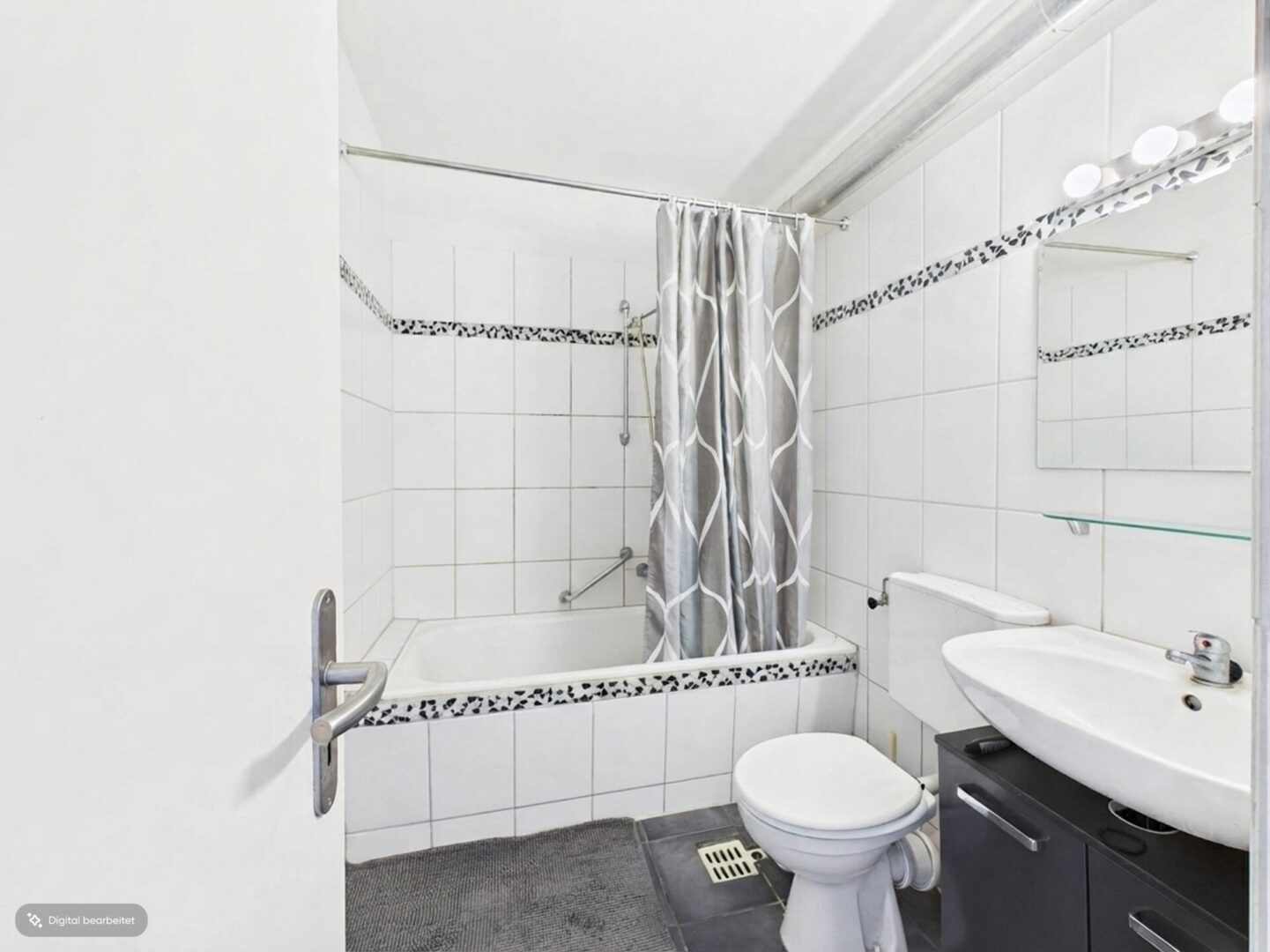 Modernisiertes Badezimmer mit Badewanne