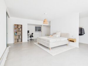 Großzügiges Schlafzimmer mit Homeoffice-Bereich