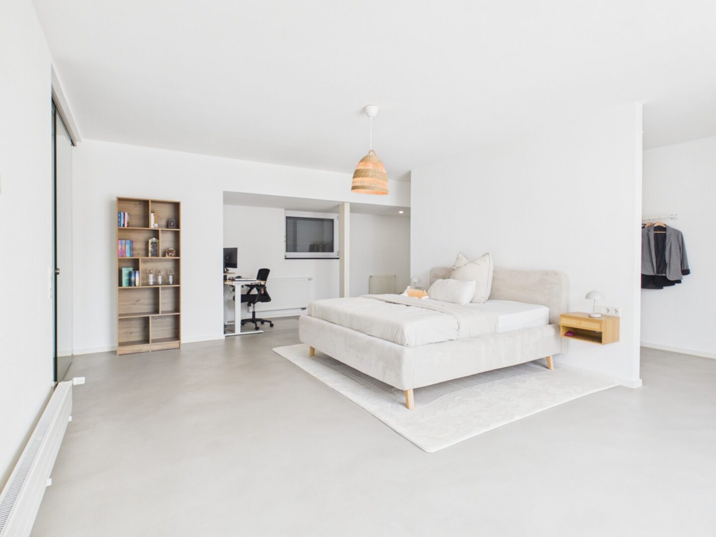 Großzügiges Schlafzimmer mit Homeoffice-Bereich