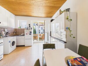 Großzügige Küche/Esszimmer mit Zugang zum Balkon