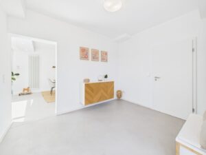 Vom Entrée in den Wohn- und Essbereich