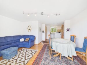 Blick vom Wohnzimmer zur Küche