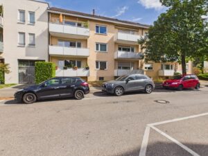 Straßenseitige Ansicht des gepflegten Mehrfamilienhauses