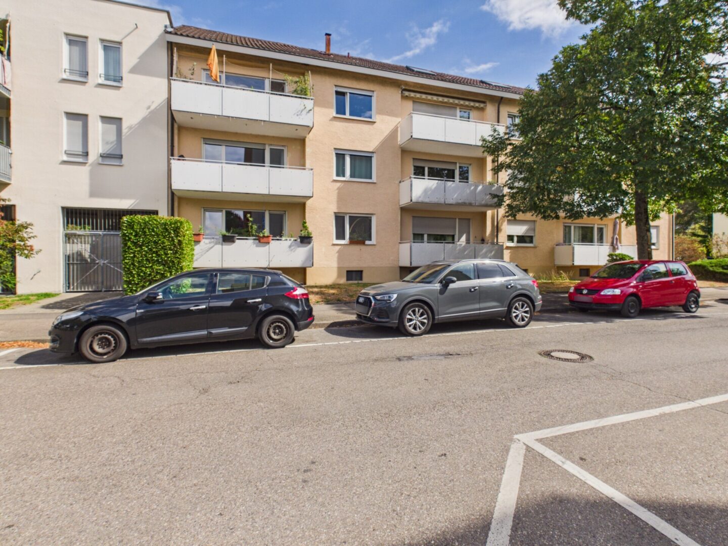 Straßenseitige Ansicht des gepflegten Mehrfamilienhauses