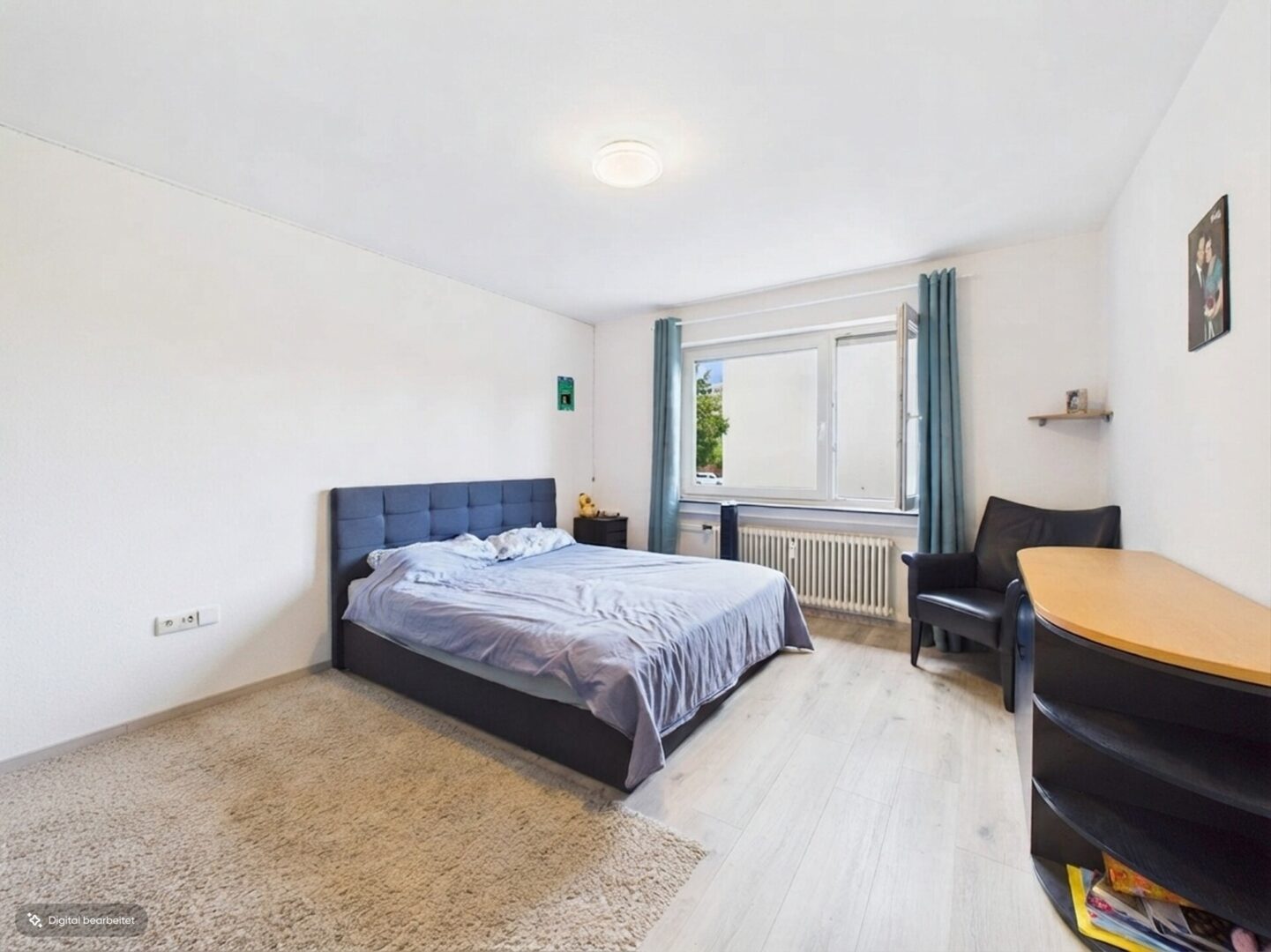 Großzügiges Schlafzimmer mit angenehmer Belichtung
