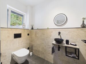 Stilvolles Gäste-WC mit hochwertiger Ausstattung
