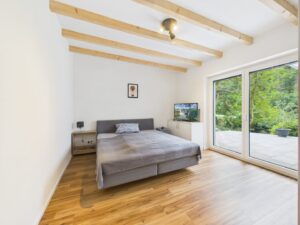 Ruhiges Schlafzimmer mit direktem Blick in die umliegende Natur