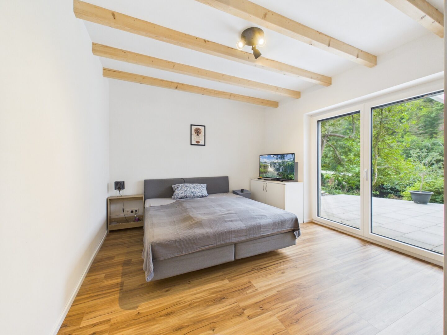 Ruhiges Schlafzimmer mit direktem Blick in die umliegende Natur