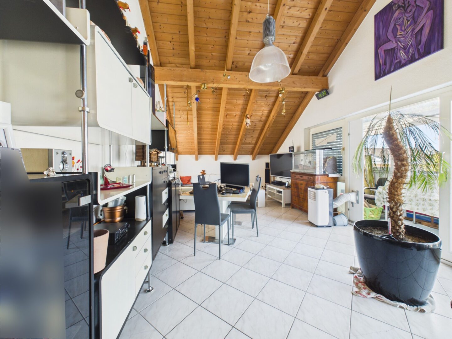 Wohnzimmer mit direktem Zugang zum großen Balkon im Dachgeschoss