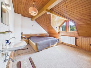 Erstes Schlafzimmer im Dachgeschoss mit Waschbecken