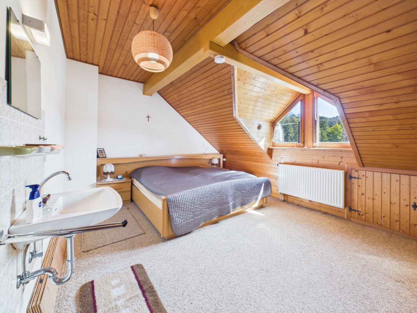 Erstes Schlafzimmer im Dachgeschoss mit Waschbecken