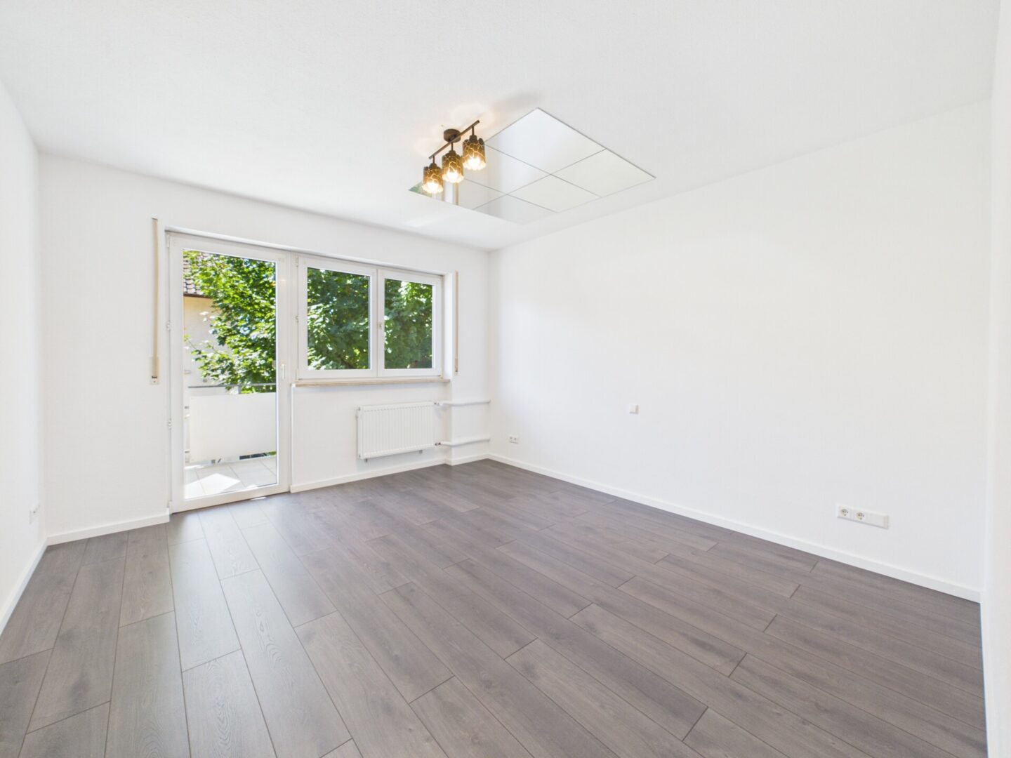 Zimmer mit Zugang zum zweiten Balkon im Obergeschoss