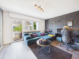 Zimmer mit Zugang zum ersten Balkon im Obergeschoss