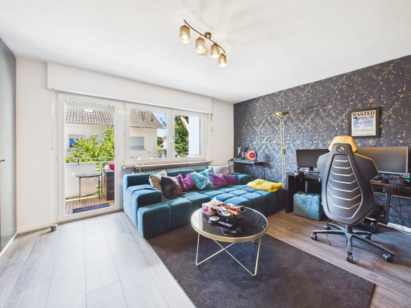 Zimmer mit Zugang zum ersten Balkon im Obergeschoss