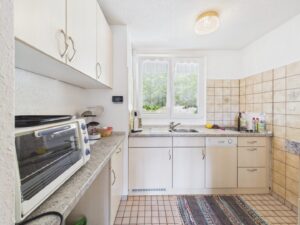 Funktionale Küche mit Geschirrspüler, Kühlschrank und Ceranfeld