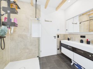 Bodengleiche Regendusche und großzügiger Doppelwaschtisch