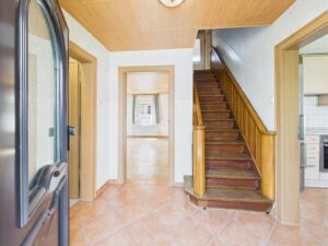 Entrée Bereich - direkter Zugang zum Wohnzimmer, Küche, Bad und ins Obergeschoss