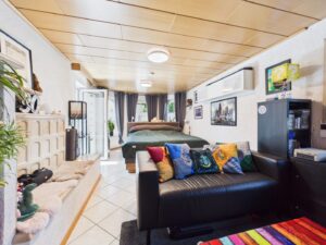 Weiteres großes Zimmer als Wohnbereich mit Zugang zum Wintergarten im Erdgeschoss