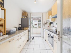 Separate Küche mit direktem Zugang zu einem der beiden Balkone