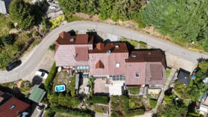 2 KFZ-Plätze: einen vor dem Haus und einen links bei den Stellplätzen