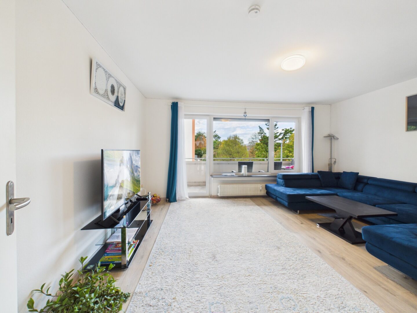 Helles Wohnzimmer mit viel Platz für einen Wohn- und Essbereich