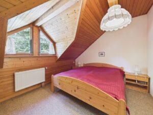 Zweites Schlafzimmer im Dachgeschoss auch mit Waschbecken