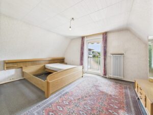 Ein Schlafzimmer im Obergeschoss mit überdachtem Balkon und Markise