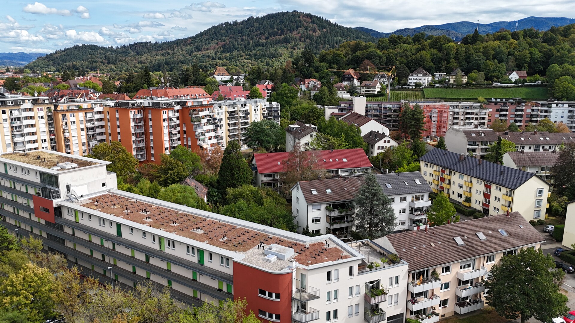 Freiburg-Wiehre mit Blick auf die umliegenden Grün- und Höhenlagen