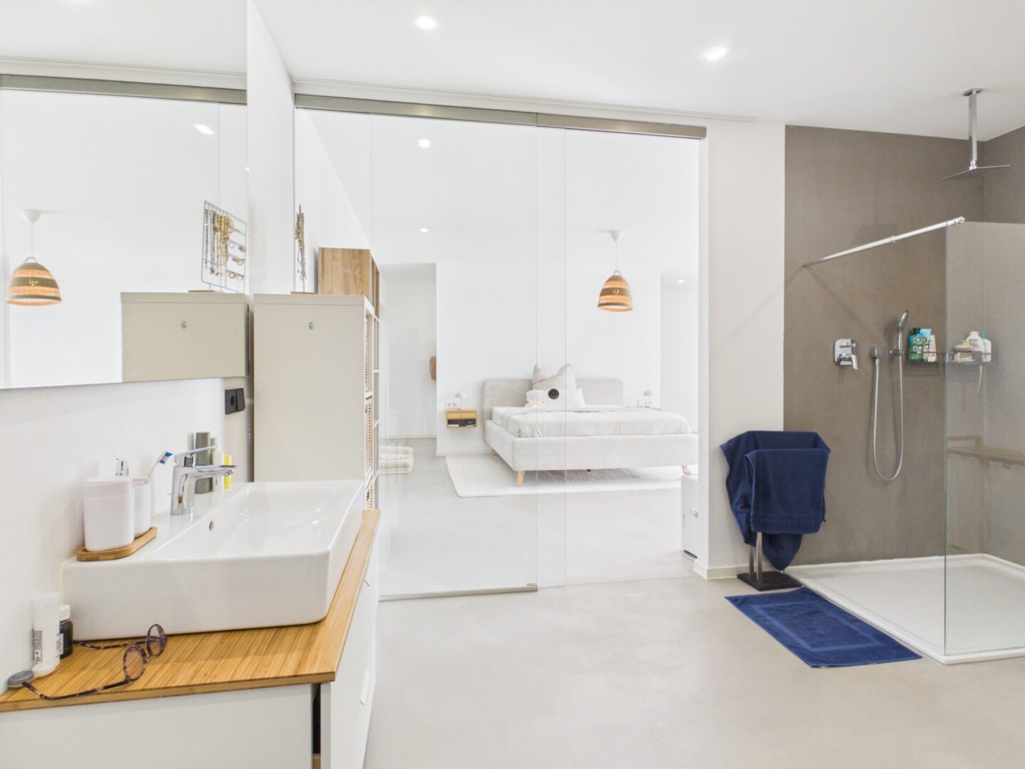 Offenes Bad en Suite mit Badewanne und begehbarer Dusche