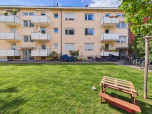 Grüner Innenhof als ruhiger Rückzugsort mitten in der Stadt