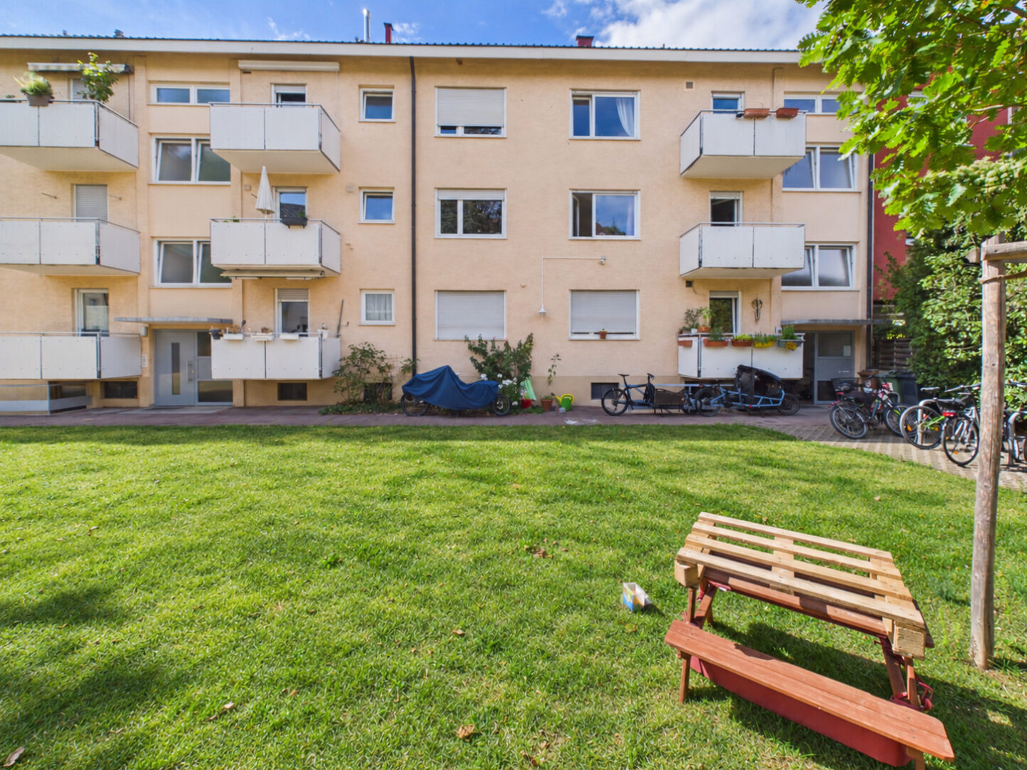 Grüner Innenhof als ruhiger Rückzugsort mitten in der Stadt