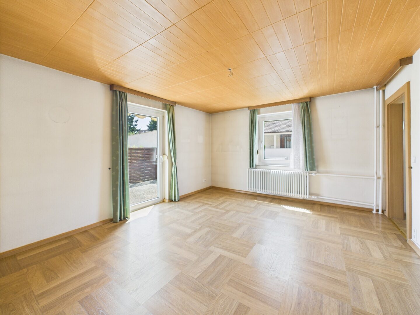 Helles Wohnzimmer mit Zugang zur Terrasse