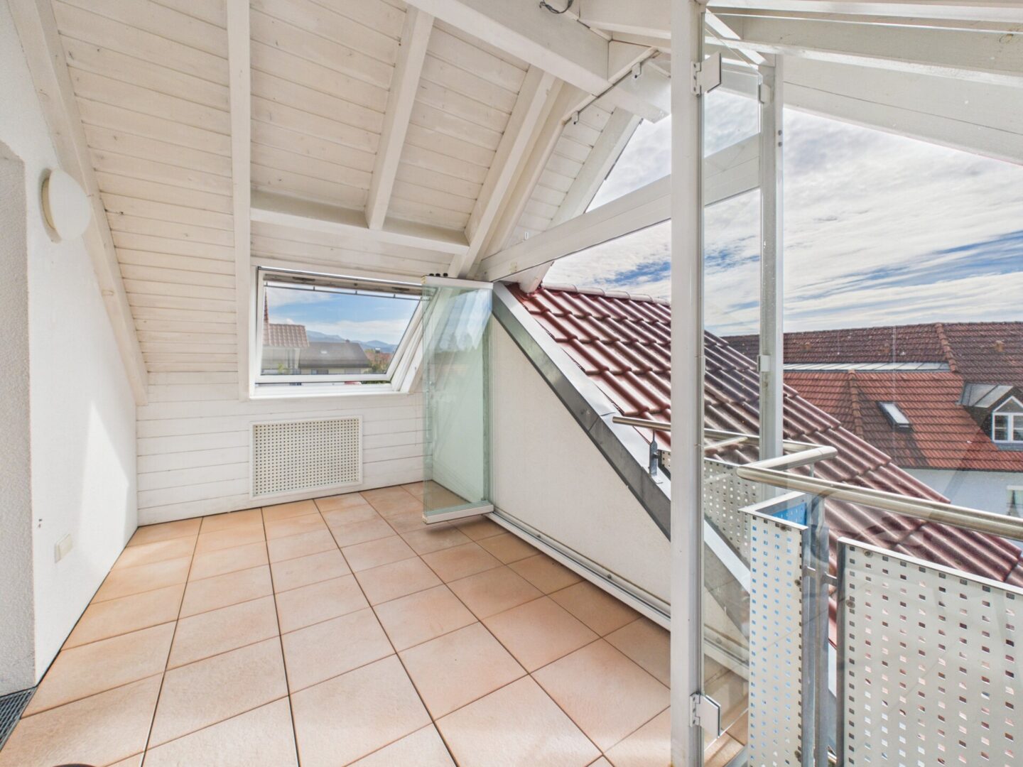 Offener Balkon oder geschützter Wintergarten – dank schließbarer Verglasung