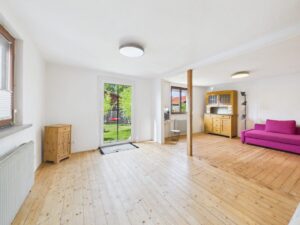 Helles Wohnzimmer mit direktem Zugang zum Gartenbereich